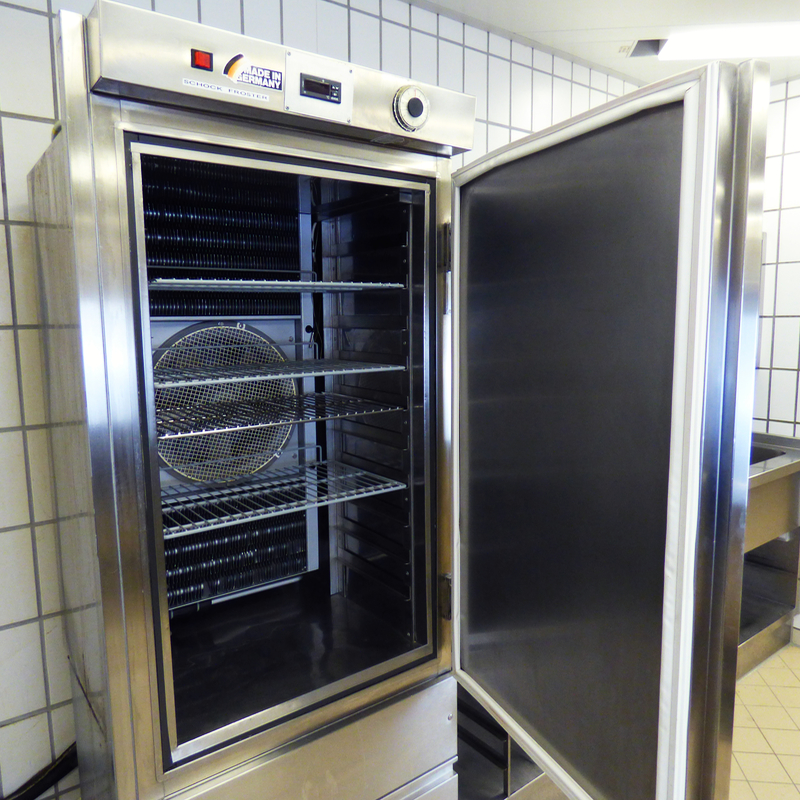 Schockfroster mit mehreren Ebenen und Gittern, ebenfalls die Tür